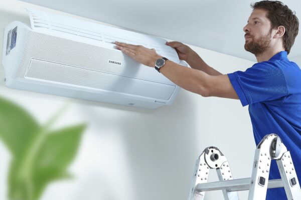 lucht-lucht warmtepomp onderhoud Onderhoud Lucht-lucht warmtepomp met focus op filter vervangen door installateur van warmtepompen en airconditioning Samsung
