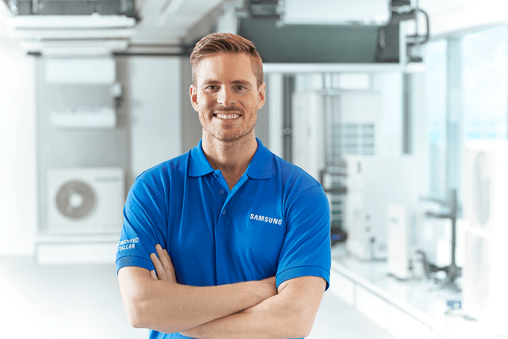 Installateur die blij is vanwege de actuele informatie in de Ambrava Samsung service app.